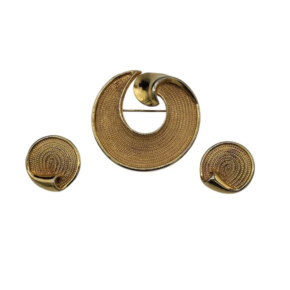 Vintage BSK Gold Tone Textured Swirl Round Brooch Clip-On Earrings Demi Parure - Picture 1 of 8